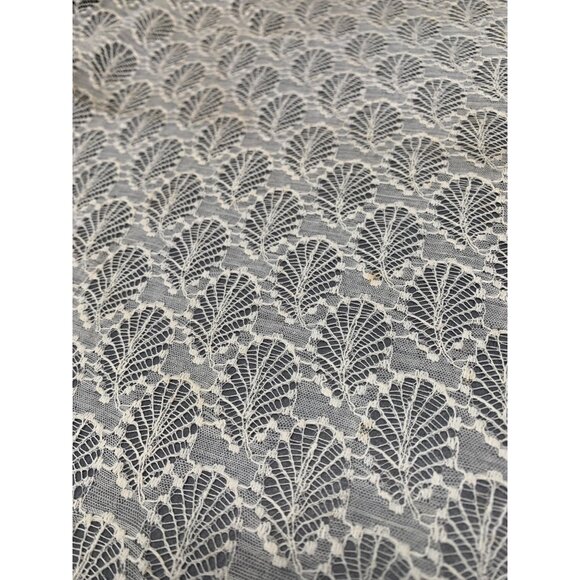 Vintage Cream Lace Fabric with Delicate Leaf Pattern - Picture 5 of 6